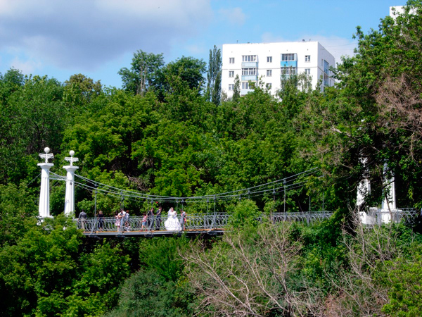 На мосту особенно красиво летом