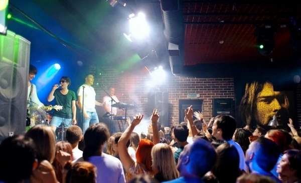 Рок-бар с живой музыкой – отличный вариант для празднования «экватора»