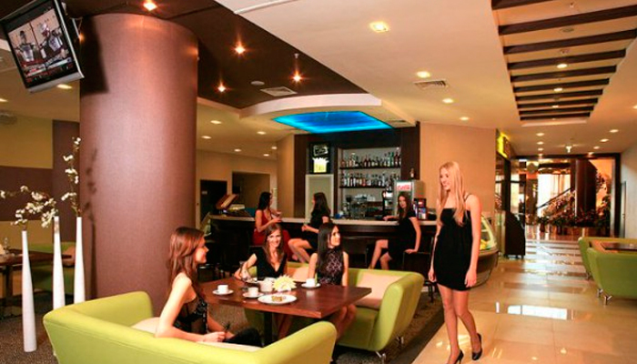 Кафе, бары и цведский стол в отеле Казанская Ривьера