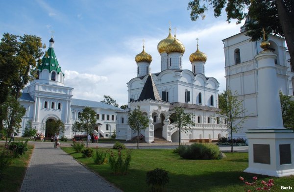 Кострома поразит вас величием храмов и златоглавых соборов Кострома поразит вас величием храмов и златоглавых соборов