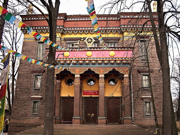 Можно посмотреть местный буддистский храм. Находится по адресу Приморский пр. 91, рядом с метро «Старая деревня».