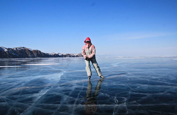 С середины февраля до апреля Байкал покрывается крепким льдом, и можно спокойно кататься по нему на коньках.