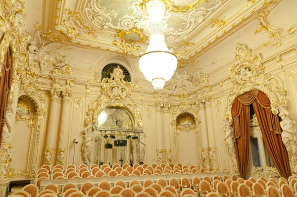 В Санкт-Петербурге ценители оперы смогут попасть на постановки высочайшего уровня. Театр оперы находится по адресу ул. Галерная д. 33
