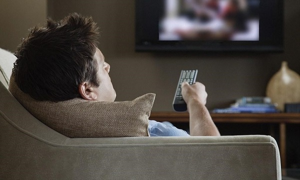 Иностранец вряд ли будет спать на том же диване, на котором он смотрит телевизор